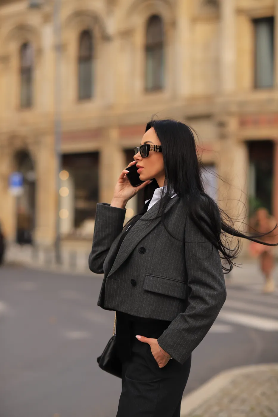 Marlena Czarnecka, agentka nieruchomości premium, na ulicy we Wrocławiu